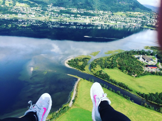 Pargaliding over Voss, Norway